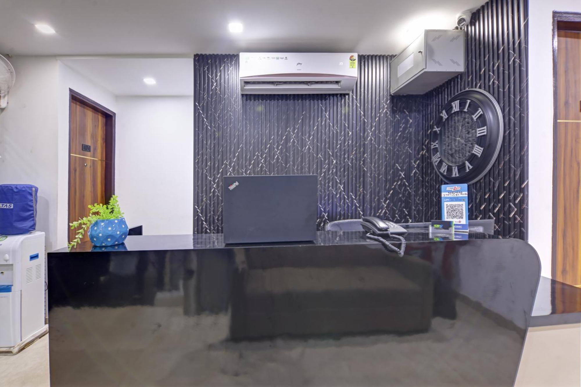 Status By Hotel The Emporio Ghaziabad Exterior foto