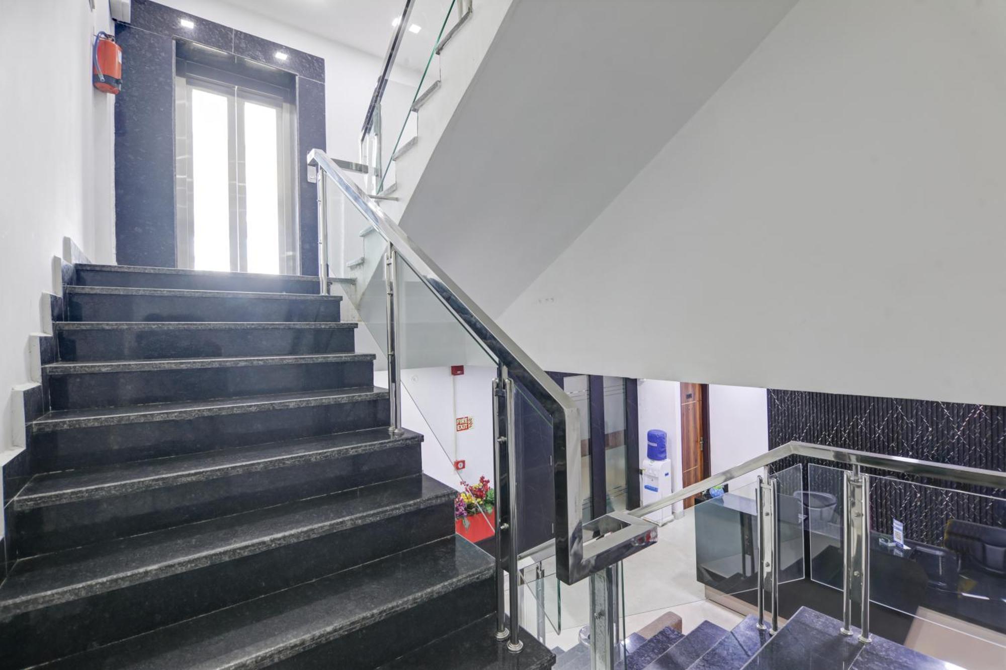 Status By Hotel The Emporio Ghaziabad Exterior foto