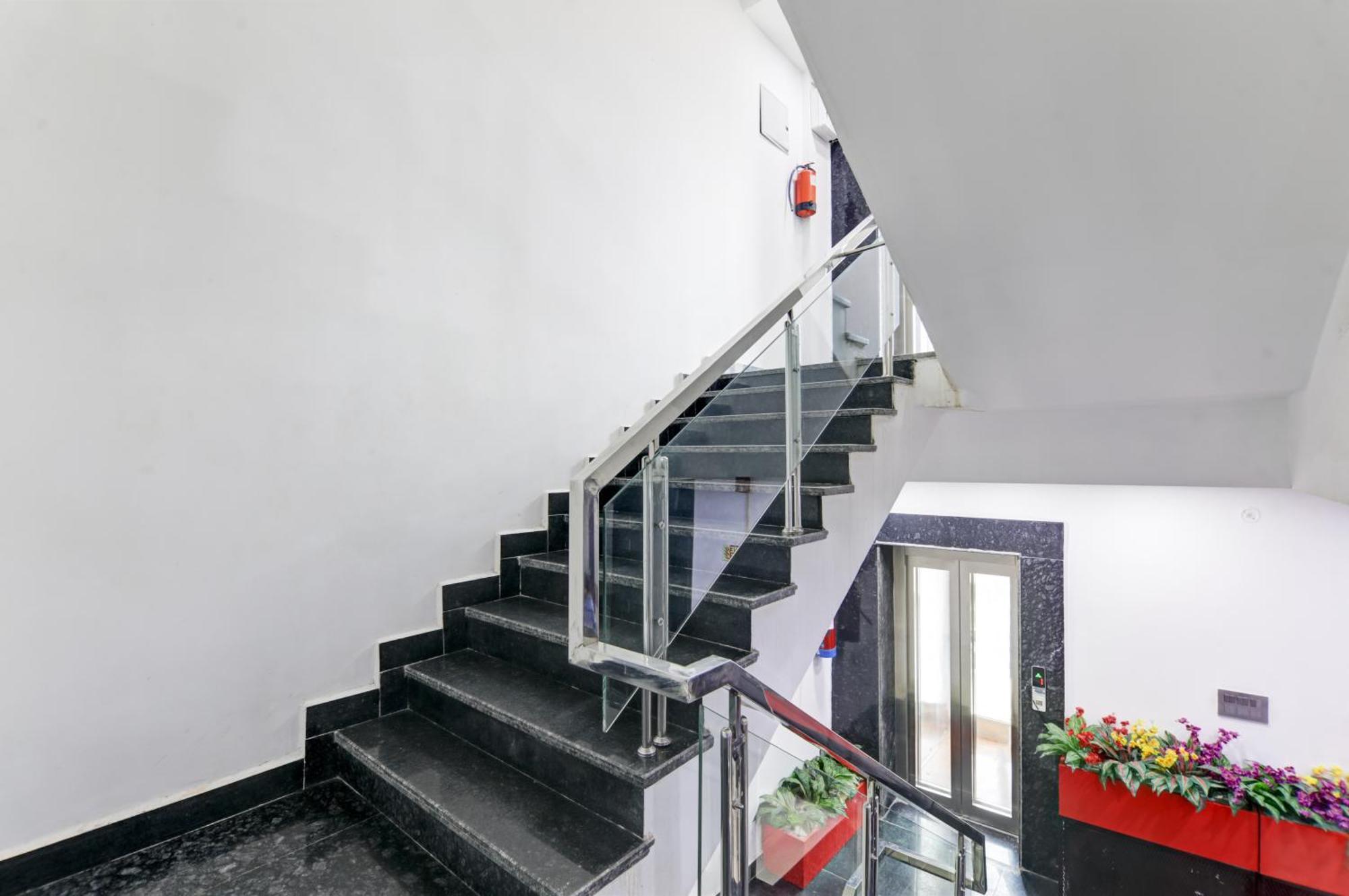 Status By Hotel The Emporio Ghaziabad Exterior foto
