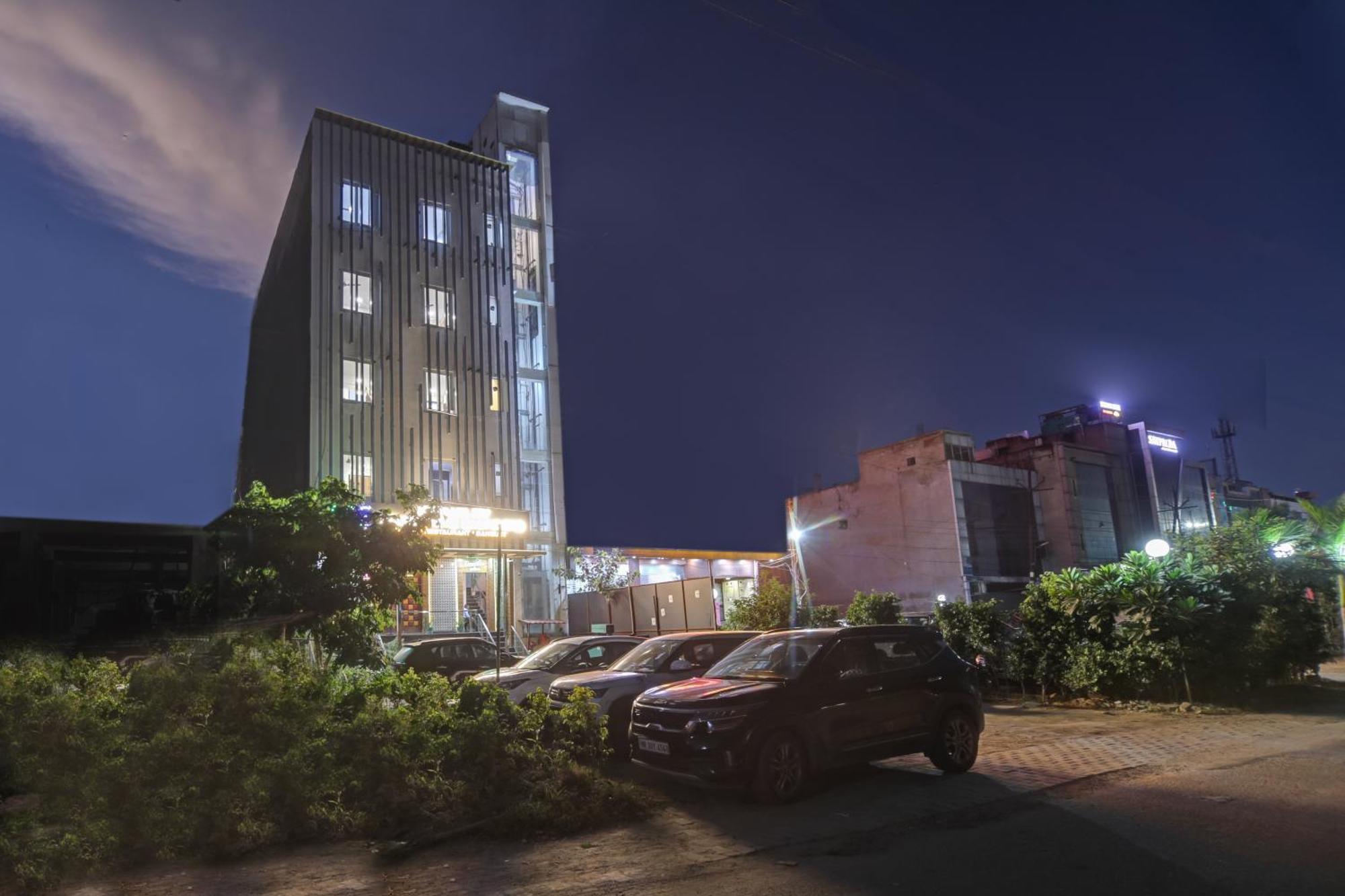 Status By Hotel The Emporio Ghaziabad Exterior foto