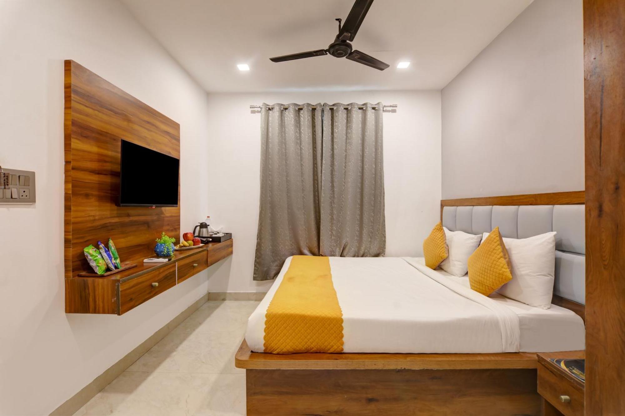 Status By Hotel The Emporio Ghaziabad Exterior foto